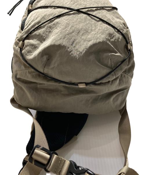 C.P COMPANY（シーピーカンパニー）C.P COMPANY (シーピーカンパニー) NYLON B CROSSBODY BACKPACK ベージュの古着・服飾アイテム