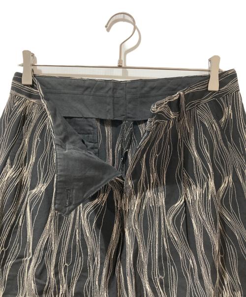 ISSEY MIYAKE MEN（イッセイミヤケメン）ISSEY MIYAKE MEN (イッセイミヤケメン) 総柄 ギャバ スリムウールパンツ ブラック サイズ:Sの古着・服飾アイテム