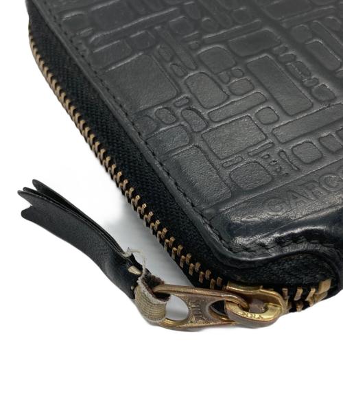 COMME des GARCONS（コムデギャルソン）COMME des GARCONS (コムデギャルソン) EMMBOSSED LOGOTYPE 1 WALLET ブラックの古着・服飾アイテム