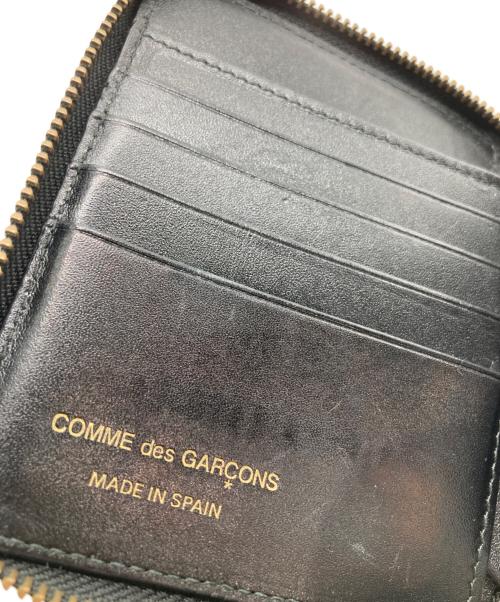 COMME des GARCONS（コムデギャルソン）COMME des GARCONS (コムデギャルソン) EMMBOSSED LOGOTYPE 1 WALLET ブラックの古着・服飾アイテム