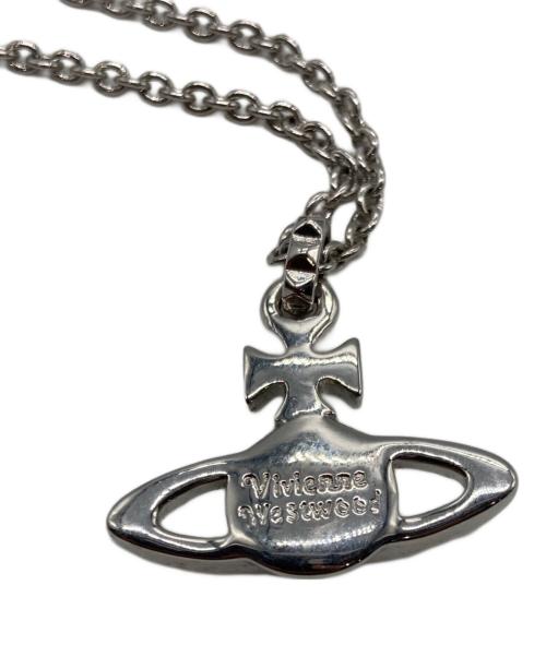 Vivienne Westwood（ヴィヴィアンウエストウッド）Vivienne Westwood (ヴィヴィアンウエストウッド) MAYFAIR BAS RELIEF シルバーの古着・服飾アイテム