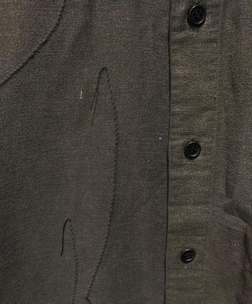 ISSEY MIYAKE（イッセイミヤケ）ISSEY MIYAKE (イッセイミヤケ) 刺繍デザインシャモアシャツ オリーブ サイズ:１の古着・服飾アイテム