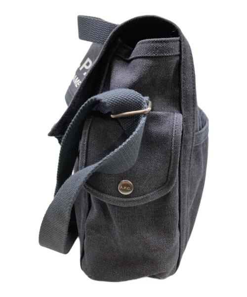 A.P.C.（アーペーセー）A.P.C. (アーペーセー) BESACE RECUPERATION メッセンジャーバッグ グレーの古着・服飾アイテム