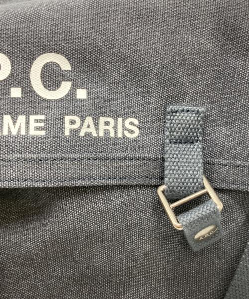 A.P.C.（アーペーセー）A.P.C. (アーペーセー) BESACE RECUPERATION メッセンジャーバッグ グレーの古着・服飾アイテム