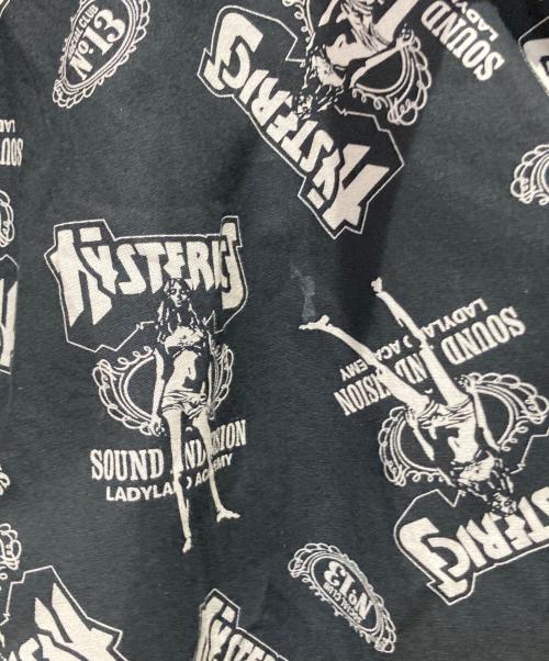 Hysteric Glamour（ヒステリックグラマー）Hysteric Glamour (ヒステリックグラマー) BAD ASS WHISKY柄 フラットカラーシャツ ブラック サイズ:Sの古着・服飾アイテム