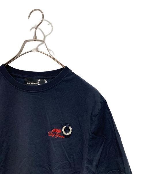 FRED PERRY（フレッドペリー）FRED PERRY (フレッドペリー) RAF SIMONS (ラフシモンズ) ロゴチャームカットソー ネイビー サイズ:Mの古着・服飾アイテム