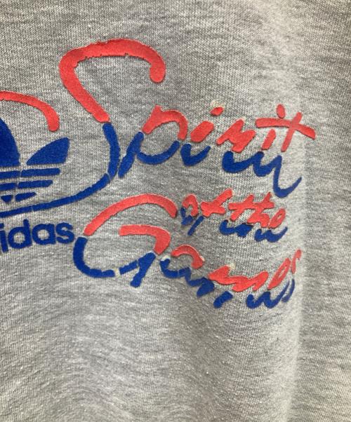 adidas（アディダス）adidas (アディダス) 半袖スウェット グレー×レッド サイズ:180の古着・服飾アイテム
