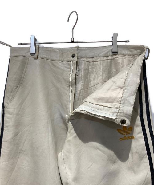 adidas（アディダス）adidas (アディダス) レザトラックーパンツ ベージュ サイズ:Ｌの古着・服飾アイテム
