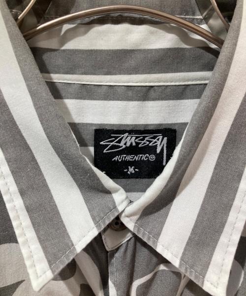 stussy（ステューシー）stussy (ステューシー) 花柄ストライプ切替S/Sシャツ グレー サイズ:Mの古着・服飾アイテム