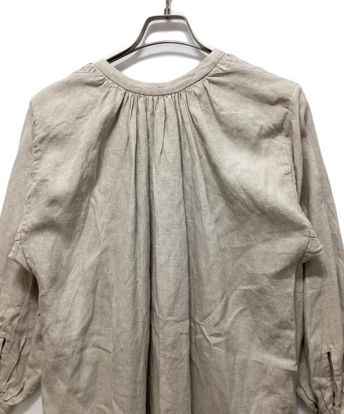 YAECA（ヤエカ）YAECA (ヤエカ) WRITE GATHERED BLOUSE LONG ベージュ サイズ:Ｍの古着・服飾アイテム