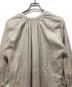 中古・古着 YAECA (ヤエカ) WRITE GATHERED BLOUSE LONG ベージュ サイズ:Ｍ：10000円
