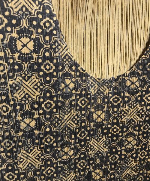 PLEATS PLEASE（プリーツプリーズ）PLEATS PLEASE (プリーツプリーズ) プリーツ総柄ワンピース ブラック×ベージュ サイズ:SIZE3の古着・服飾アイテム