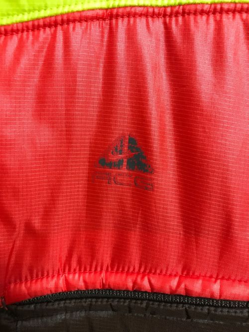 NIKE ACG（ナイキエーシージー）NIKE ACG (ナイキエージーシー) パデットジャケット ブラウン×レッド サイズ:Mの古着・服飾アイテム