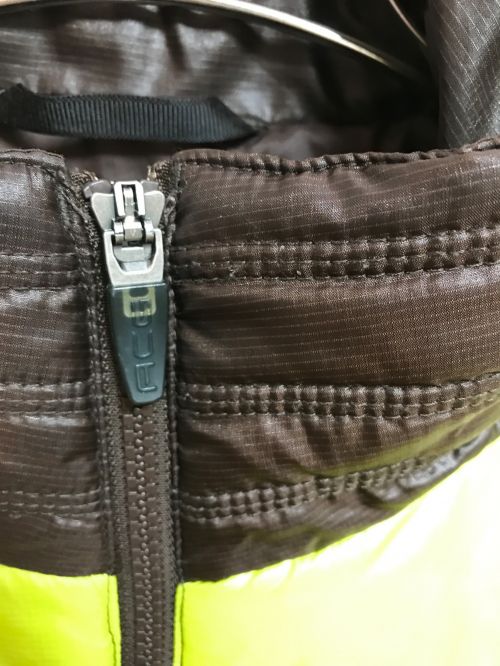 NIKE ACG（ナイキエーシージー）NIKE ACG (ナイキエージーシー) パデットジャケット ブラウン×レッド サイズ:Mの古着・服飾アイテム