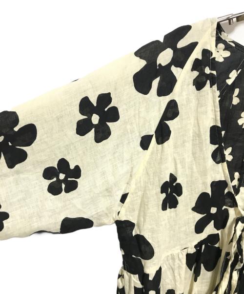 zulu&zephyr（ズールアンドゼファー）zulu&zephyr (ズールアンドゼファー) BLACK ＆ BONE FLOWER リネンブラウス アイボリー×ブラック サイズ:38の古着・服飾アイテム