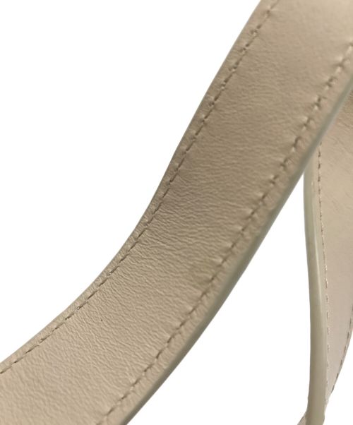 HEREU（ヘリュー）HEREU (ヘリュー) DELTA アイボリーの古着・服飾アイテム