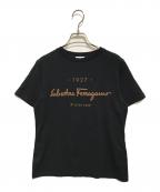 Salvatore Ferragamoサルヴァトーレ フェラガモ）の古着「1927Firenze ロゴ Tシャツ」｜ブラック