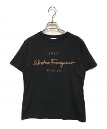 Salvatore Ferragamo（サルヴァトーレ フェラガモ）の古着「1927Firenze ロゴ Tシャツ」｜ブラック