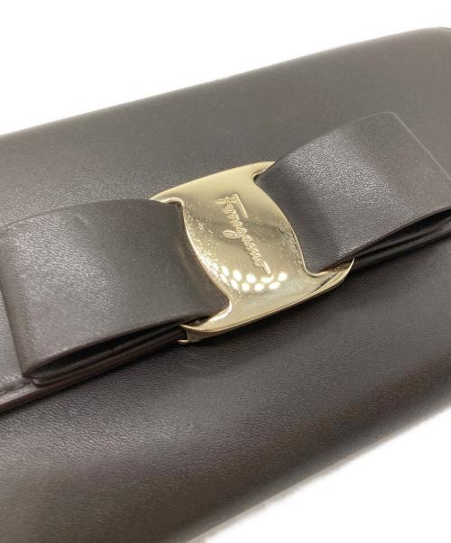 Salvatore Ferragamo（サルヴァトーレ フェラガモ）Salvatore Ferragamo (サルヴァトーレ フェラガモ) ヴァラリボンウォレット ブラウンの古着・服飾アイテム