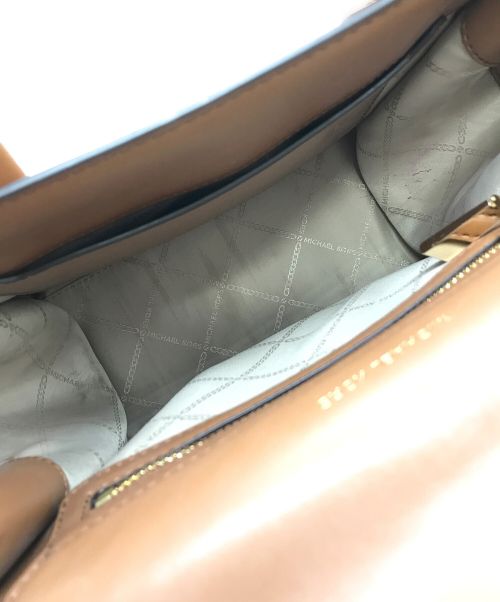 MICHAEL KORS（マイケル・コース）MICHAEL KORS (マイケルコース) CARMER スモール フラップ サッチェル ブラウンの古着・服飾アイテム