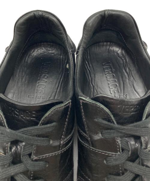 VERSACE（ヴェルサーチェ）VERSACE (ヴェルサーチェ) レースアップシューズ ブラック サイズ:SIZE 40 1/2の古着・服飾アイテム