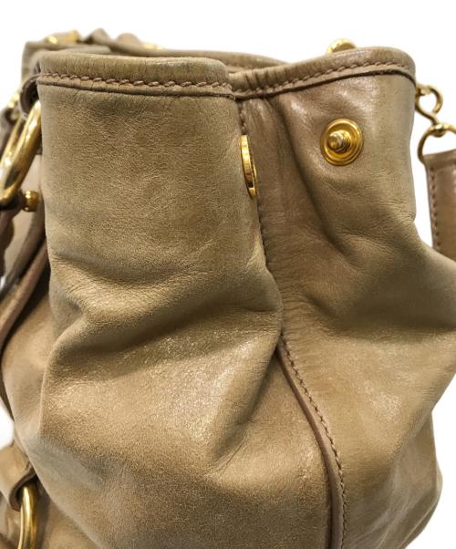 MIU MIU（ミュウミュウ）MIU MIU (ミュウミュウ) 2WAYショルダーバッグ ベージュの古着・服飾アイテム