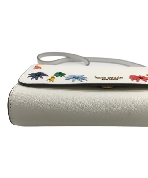 Kate Spade（ケイトスペード）Kate Spade (ケイトスペード) ショルダーウォレット ホワイトの古着・服飾アイテム