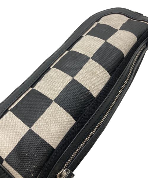 Saint Laurent Paris（サンローランパリ）Saint Laurent Paris (サンローランパリ) ウォッシュドデニム ボディバッグ ホワイト×ブラックの古着・服飾アイテム