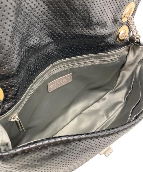 CHANEL（シャネル）CHANEL (シャネル) パンチングレザーショルダーバッグ ブラックの古着・服飾アイテム