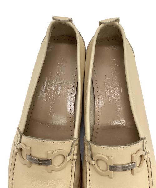 Salvatore Ferragamo（サルヴァトーレ フェラガモ）Salvatore Ferragamo (サルヴァトーレ フェラガモ) ガンチーニローファー ベージュ サイズ:SIZE 7の古着・服飾アイテム