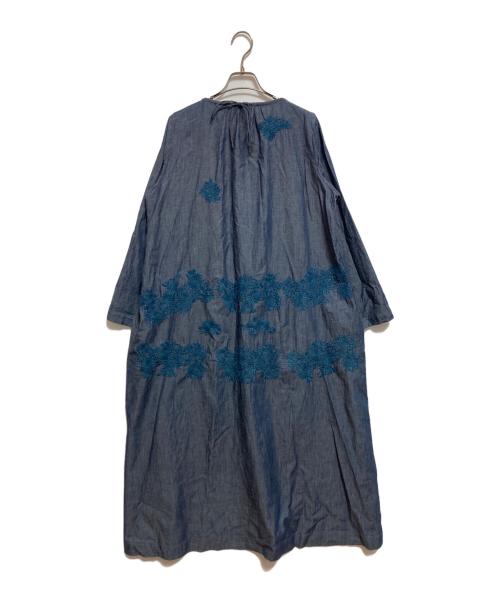 45R（フォーティファイブ・アール）45R (フォーティファイブ・アール) シルキーデニムフラワー刺繍ワンピース インディゴの古着・服飾アイテム