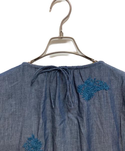 45R（フォーティファイブ・アール）45R (フォーティファイブ・アール) シルキーデニムフラワー刺繍ワンピース インディゴの古着・服飾アイテム