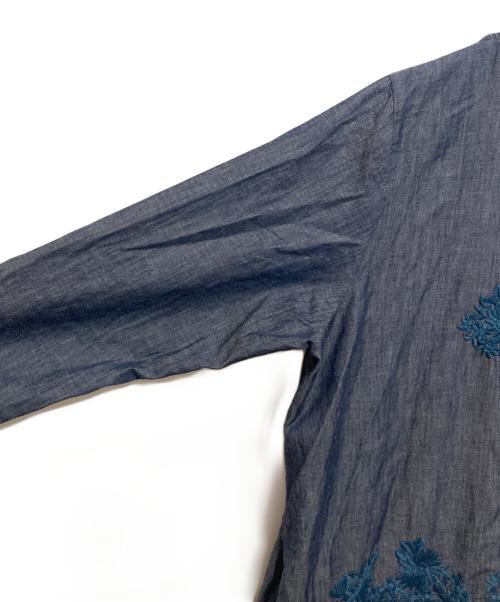 45R（フォーティファイブ・アール）45R (フォーティファイブ・アール) シルキーデニムフラワー刺繍ワンピース インディゴの古着・服飾アイテム