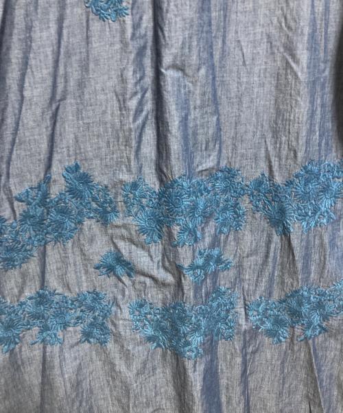 45R（フォーティファイブ・アール）45R (フォーティファイブ・アール) シルキーデニムフラワー刺繍ワンピース インディゴの古着・服飾アイテム
