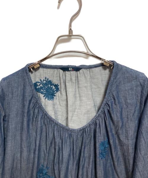 45R（フォーティファイブ・アール）45R (フォーティファイブ・アール) シルキーデニムフラワー刺繍ワンピース インディゴの古着・服飾アイテム