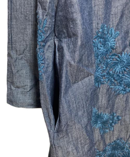 45R（フォーティファイブ・アール）45R (フォーティファイブ・アール) シルキーデニムフラワー刺繍ワンピース インディゴの古着・服飾アイテム