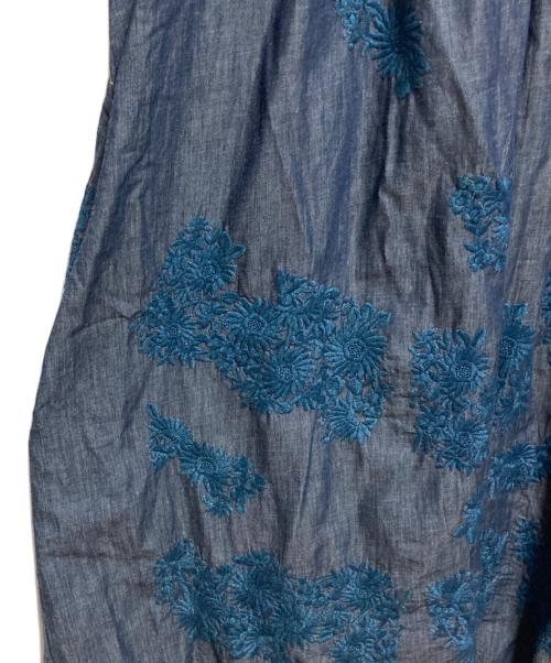45R（フォーティファイブ・アール）45R (フォーティファイブ・アール) シルキーデニムフラワー刺繍ワンピース インディゴの古着・服飾アイテム