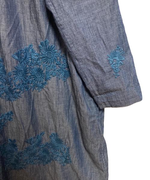 45R（フォーティファイブ・アール）45R (フォーティファイブ・アール) シルキーデニムフラワー刺繍ワンピース インディゴの古着・服飾アイテム