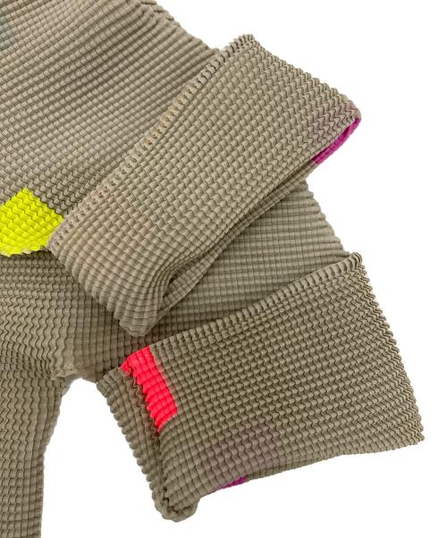 me ISSEY MIYAKE（ミーイッセイ ミヤケ）me ISSEY MIYAKE (ミーイッセイ ミヤケ) ハイネックプリーツブラウス ベージュ サイズ:-の古着・服飾アイテム