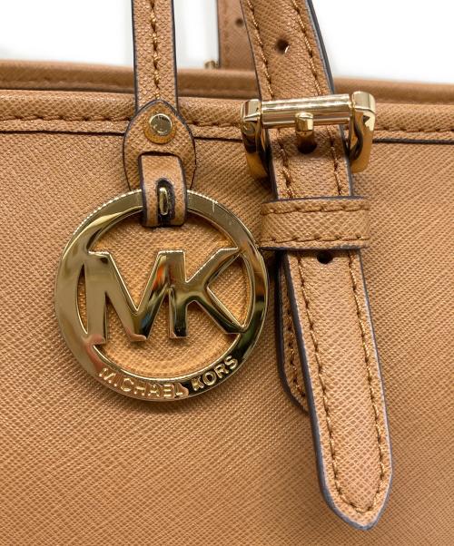 MICHAEL KORS（マイケル・コース）MICHAEL KORS (マイケル・コース) JET SET ITEM ラージトップジップトート ベージュの古着・服飾アイテム