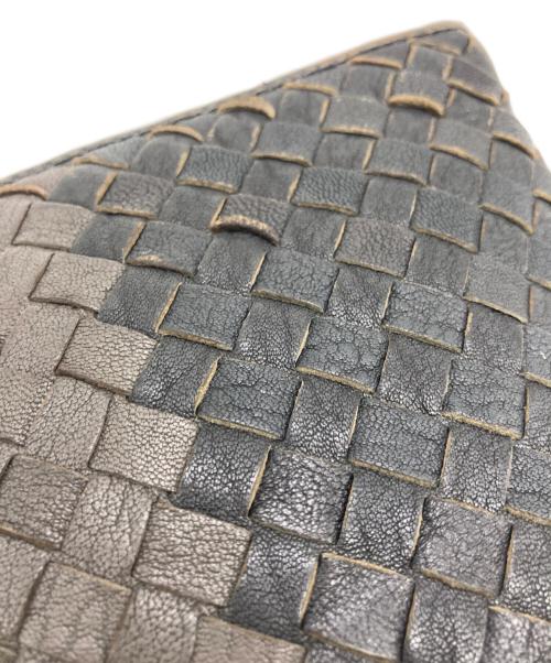 BOTTEGA VENETA（ボッテガベネタ）BOTTEGA VENETA (ボッテガベネタ) イントレチャートクラッチバッグ グレー×ブラウンの古着・服飾アイテム