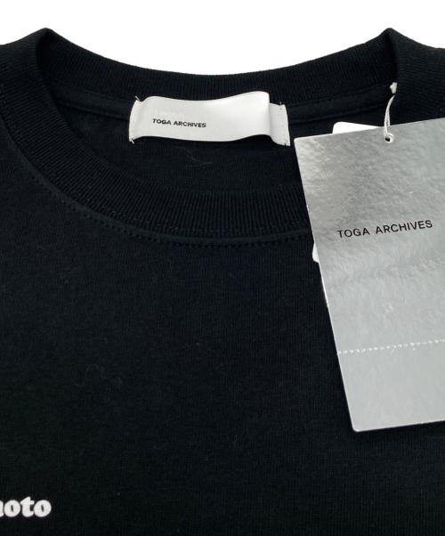 TOGA ARCHIVES（トーガアーカイブス）TOGA ARCHIVES (トーガアーカイブス) 坂本慎太郎 Tシャツ ブラック サイズ:S 未使用品の古着・服飾アイテム