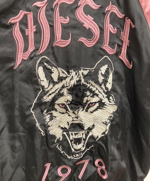 DIESEL（ディーゼル）DIESEL (ディーゼル) ウルフデザイン スカジャン ブラック×ピンク サイズ:Mの古着・服飾アイテム