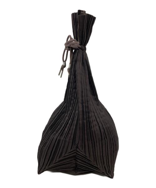 ISSEY MIYAKE（イッセイミヤケ）ISSEY MIYAKE (イッセイミヤケ) プリーツ巾着バッグ ブラウンの古着・服飾アイテム