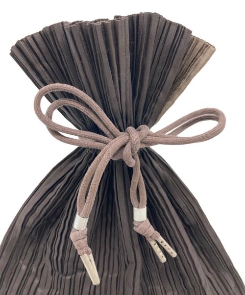 ISSEY MIYAKE（イッセイミヤケ）ISSEY MIYAKE (イッセイミヤケ) プリーツ巾着バッグ ブラウンの古着・服飾アイテム