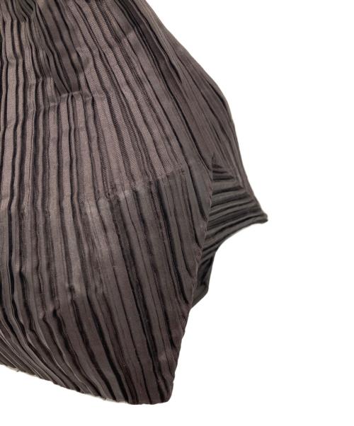ISSEY MIYAKE（イッセイミヤケ）ISSEY MIYAKE (イッセイミヤケ) プリーツ巾着バッグ ブラウンの古着・服飾アイテム
