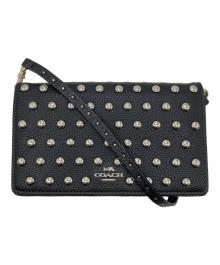 COACH（コーチ）の古着「アンナ フォルドオーバー クラッチ クロスボディ・リベット」｜ブラック