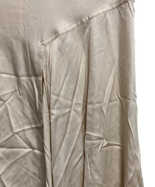 Noble（ノーブル）Noble (ノーブル) キュプラサテンギャザースリットスカート ベージュ サイズ:36 未使用品の古着・服飾アイテム