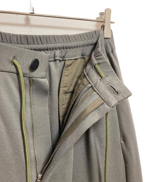 ATTACHMENT（アタッチメント）ATTACHMENT (アタッチメント) COMPRESSED PONTE JERSEY TWO PLEATS TAPERED FIT EASY パンツ オリーブ サイズ:1の古着・服飾アイテム