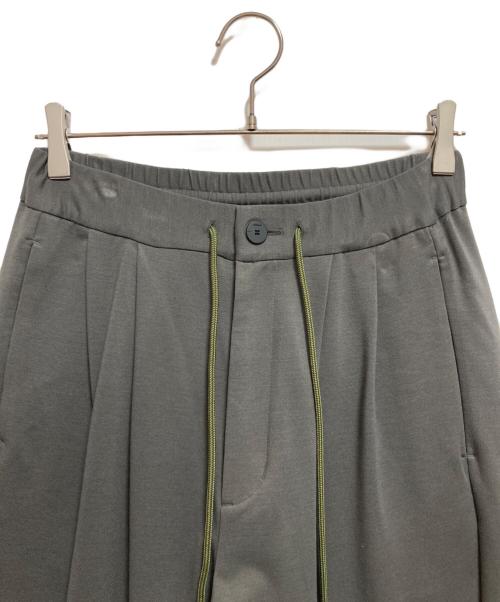 ATTACHMENT（アタッチメント）ATTACHMENT (アタッチメント) COMPRESSED PONTE JERSEY TWO PLEATS TAPERED FIT EASY パンツ オリーブ サイズ:1の古着・服飾アイテム